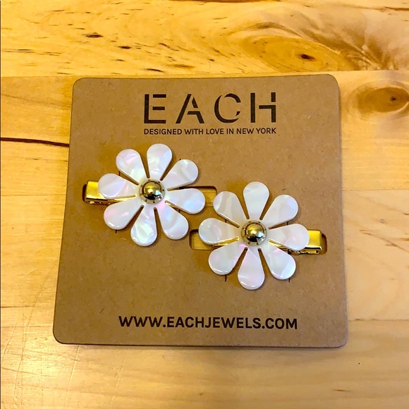 EACH Accessories Each Pearl And Daisy Hair Barrettes Poshmark